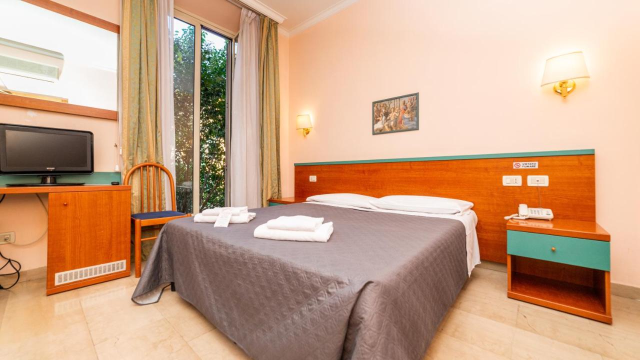 een slaapkamer met een bed waarop handdoeken liggen bij Hotel Center 1 in Rome
