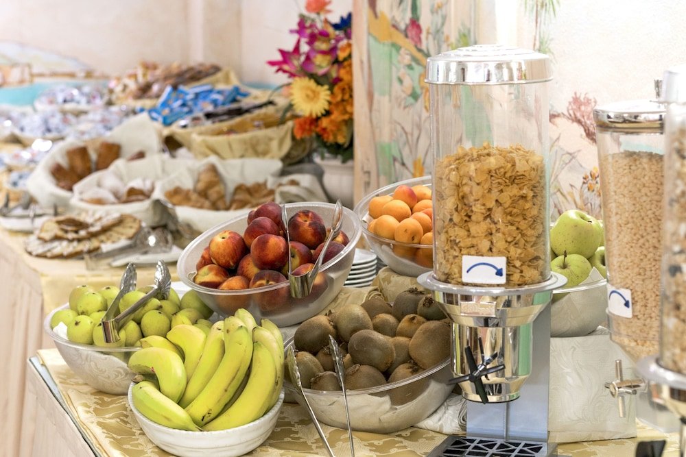 Ontbijtbuffet — Colonna Beach Hotel & Apartments