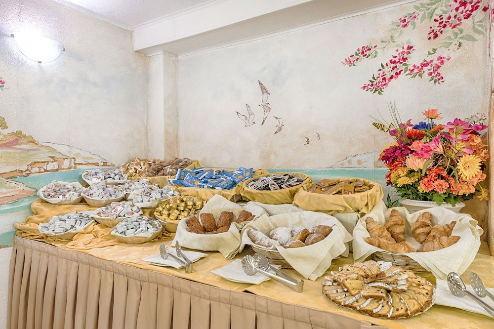 Buffet met diverse gerechten — Colonna Beach Hotel & Apartments