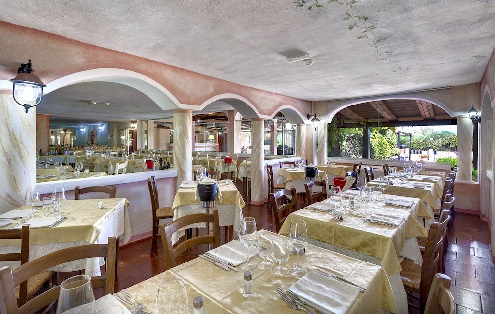 Restaurant met gedekte tafels — Colonna Beach Hotel & Apartments