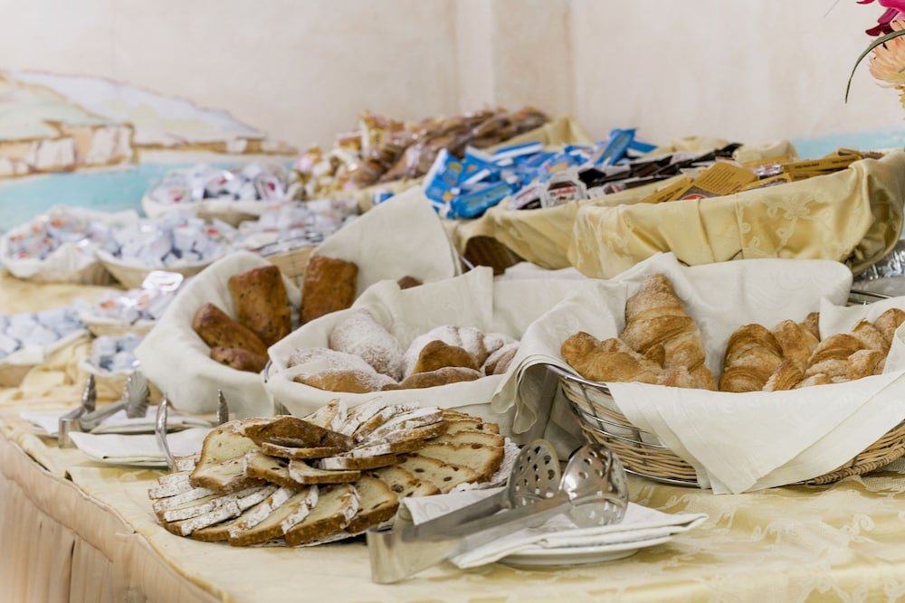 Ontbijtbuffet — Colonna Beach Hotel & Apartments