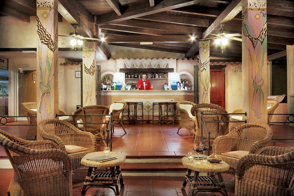Restaurant met gedekte tafels — Colonna Beach Hotel & Apartments