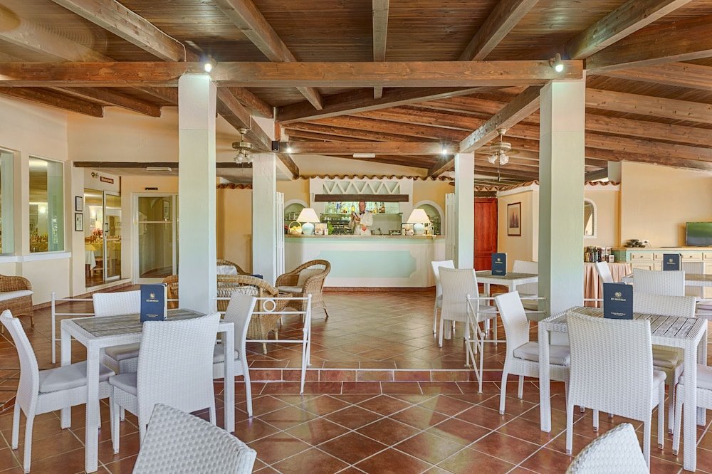 Restaurant met gedekte tafels — Colonna Beach Hotel & Apartments