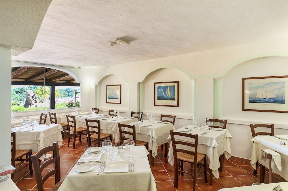 Restaurant met gedekte tafels — Colonna Beach Hotel & Apartments
