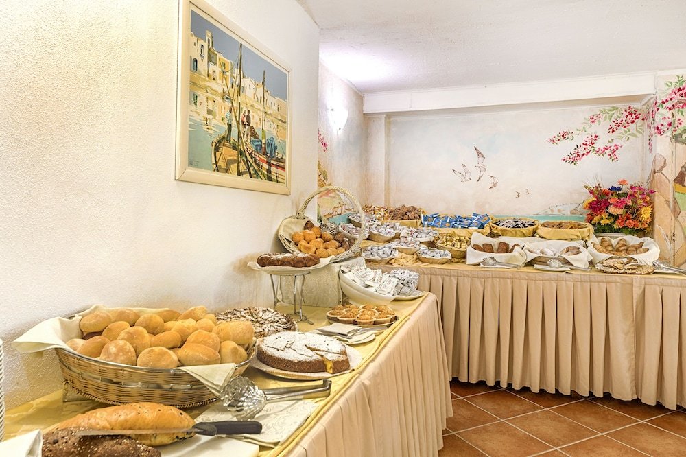 Buffet met diverse gerechten — Colonna Beach Hotel & Apartments