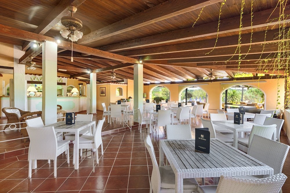 Restaurant met gedekte tafels — Colonna Beach Hotel & Apartments