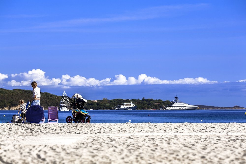 Wit zandstrand met turquoise water — Colonna Beach Hotel & Apartments