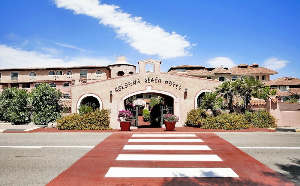 Hoofdingang van het hotel — Colonna Beach Hotel & Apartments