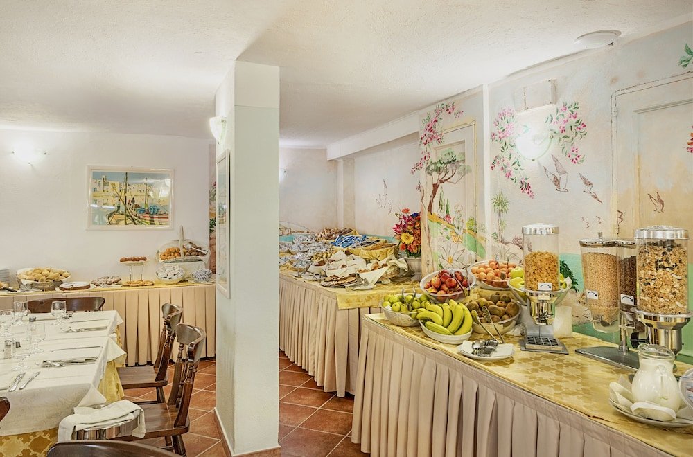 Restaurant met gedekte tafels — Colonna Beach Hotel & Apartments
