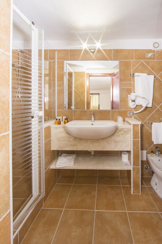 Badkamer met inloopdouche — Colonna Beach Hotel & Apartments