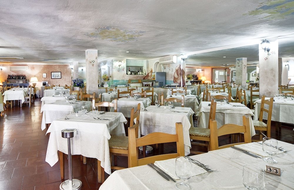 Restaurant met gedekte tafels — Colonna Beach Hotel & Apartments