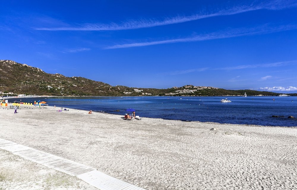 Wit zandstrand met turquoise water — Colonna Beach Hotel & Apartments
