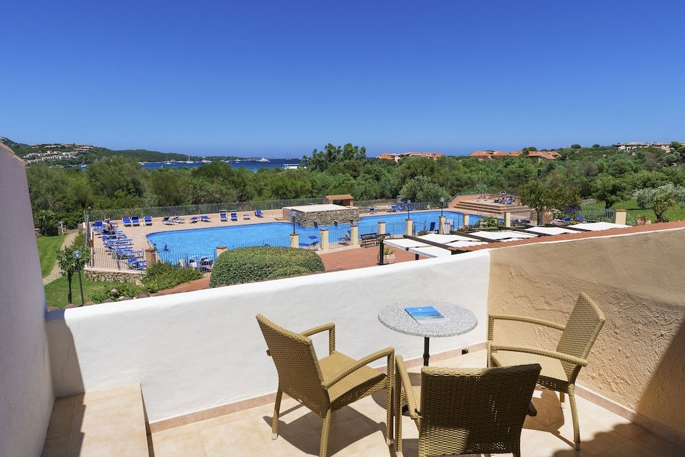 Buitenzwembad met ligbedden — Colonna Beach Hotel & Apartments