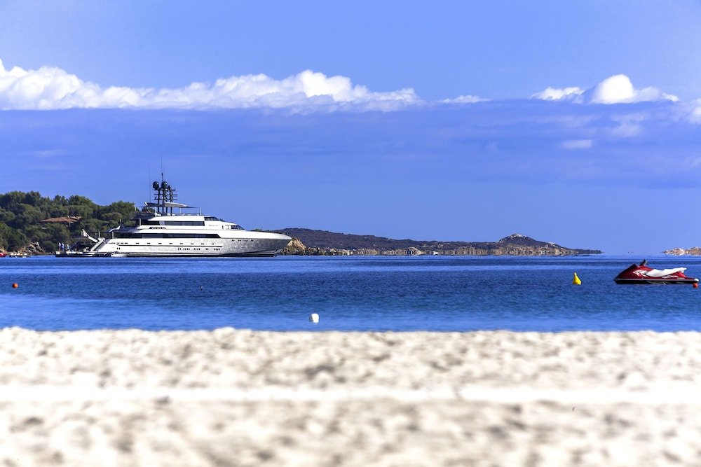 Privéstrand met parasols — Colonna Beach Hotel & Apartments