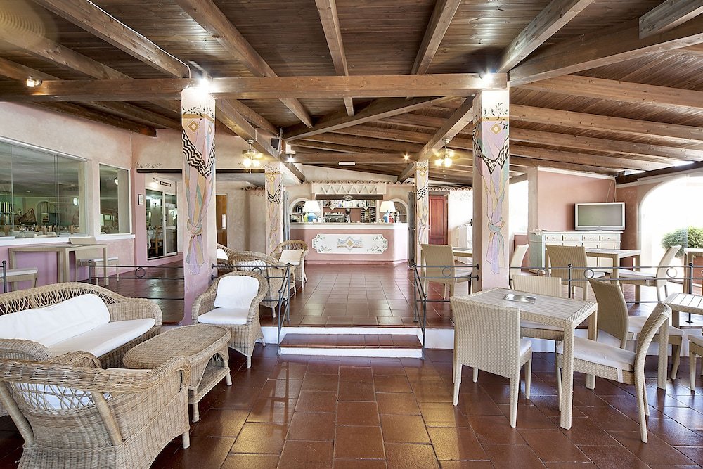 Restaurant met gedekte tafels — Colonna Beach Hotel & Apartments