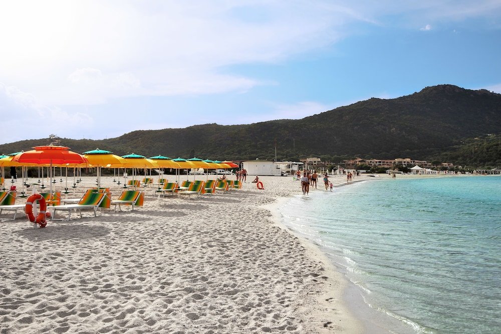 Wit zandstrand met turquoise water — Colonna Beach Hotel & Apartments