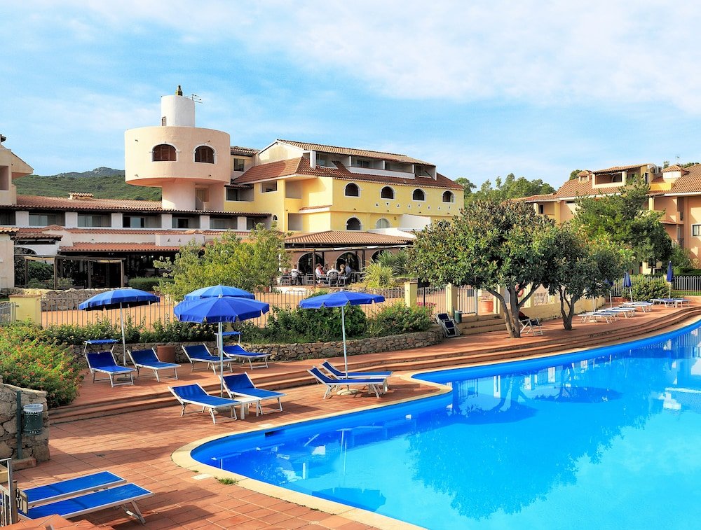 Zwembad omringd door palmbomen — Colonna Beach Hotel & Apartments