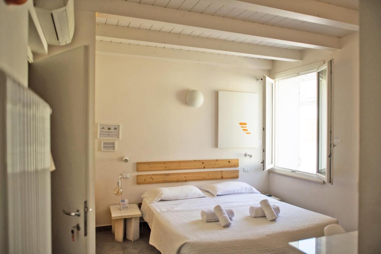 een slaapkamer met twee bedden en een raam bij Agriturismo Beatilla in Marmirolo