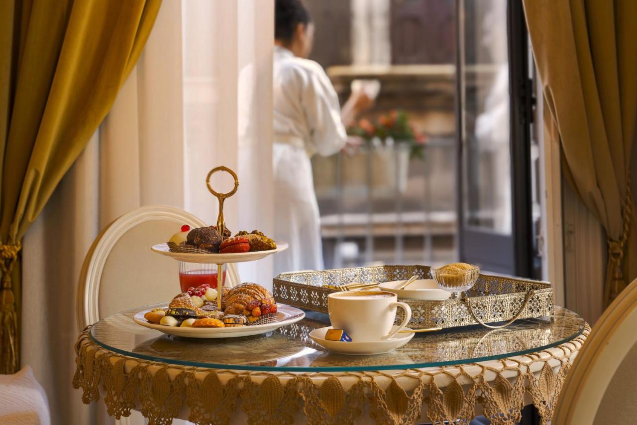 een tafel met een dienblad met eten erop bij B&B Palazzo Cerami in Catania +75 foto's