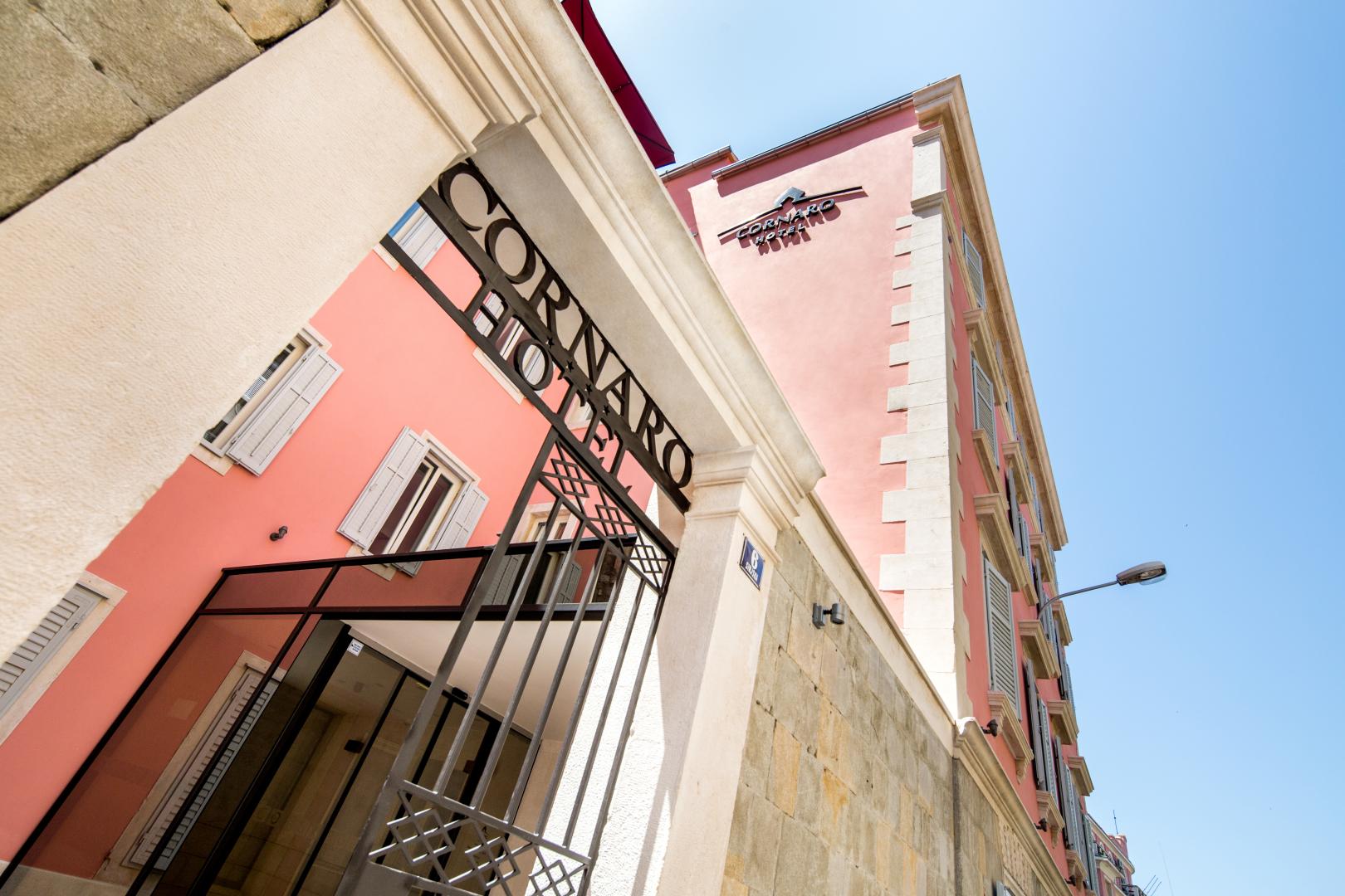 Mediterraans hotelgebouw — Cornaro Hotel