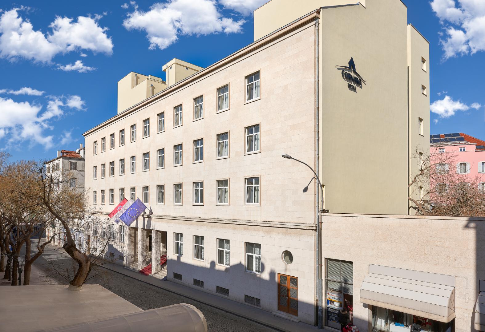 Hoofdingang van het hotel — Cornaro Hotel
