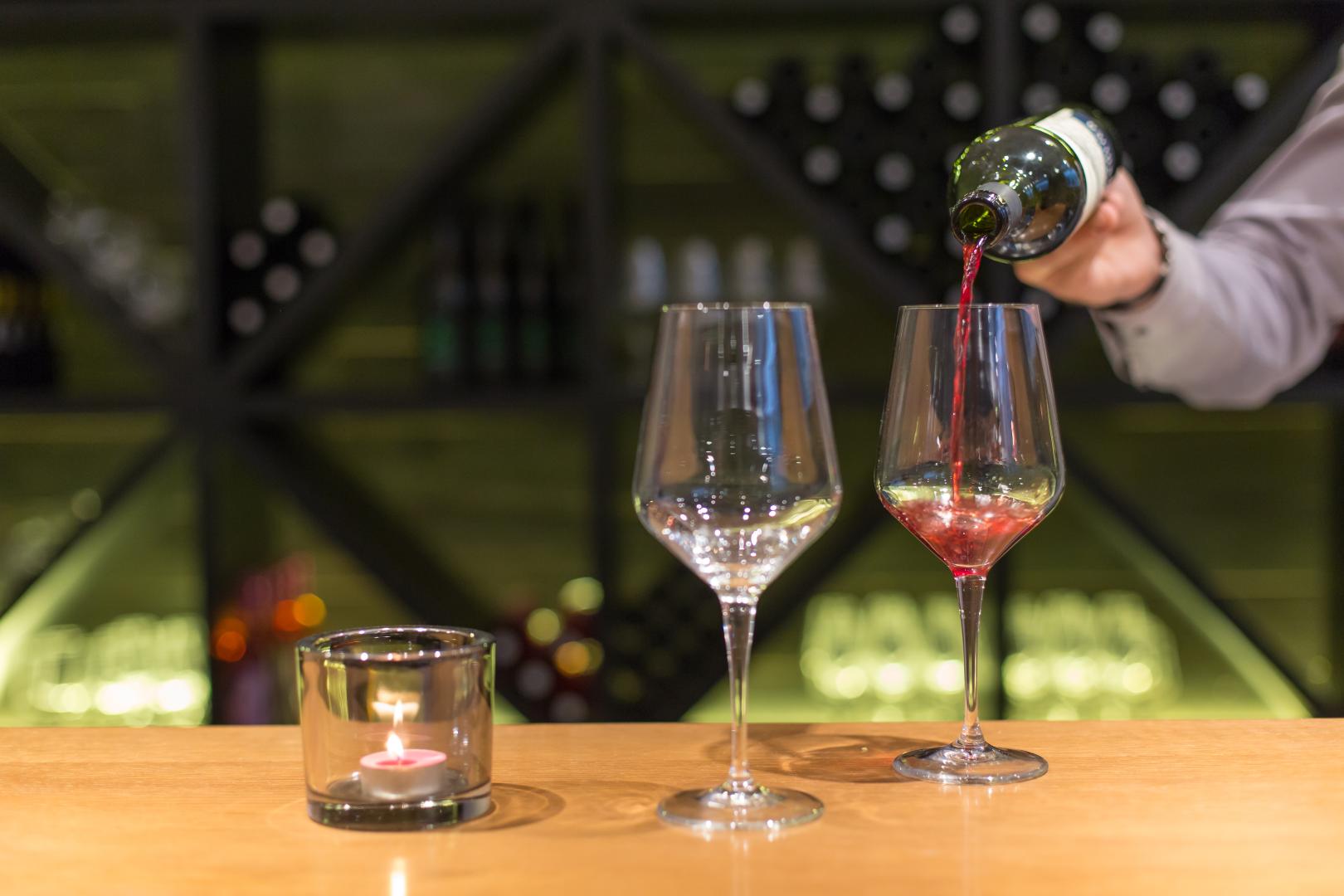 Bar met drankenselectie — Cornaro Hotel