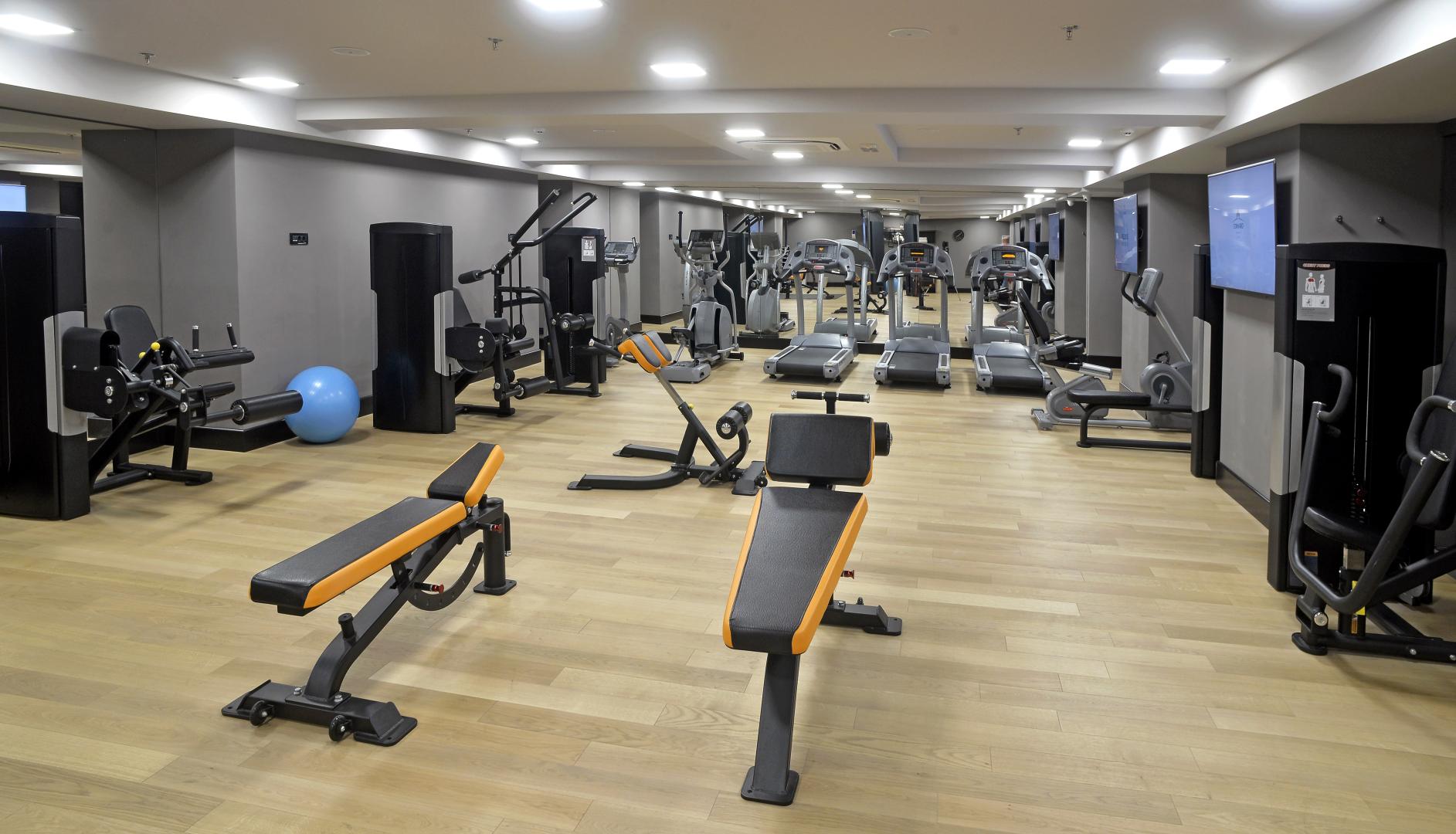 Fitnessruimte met cardio-apparaten — Cornaro Hotel