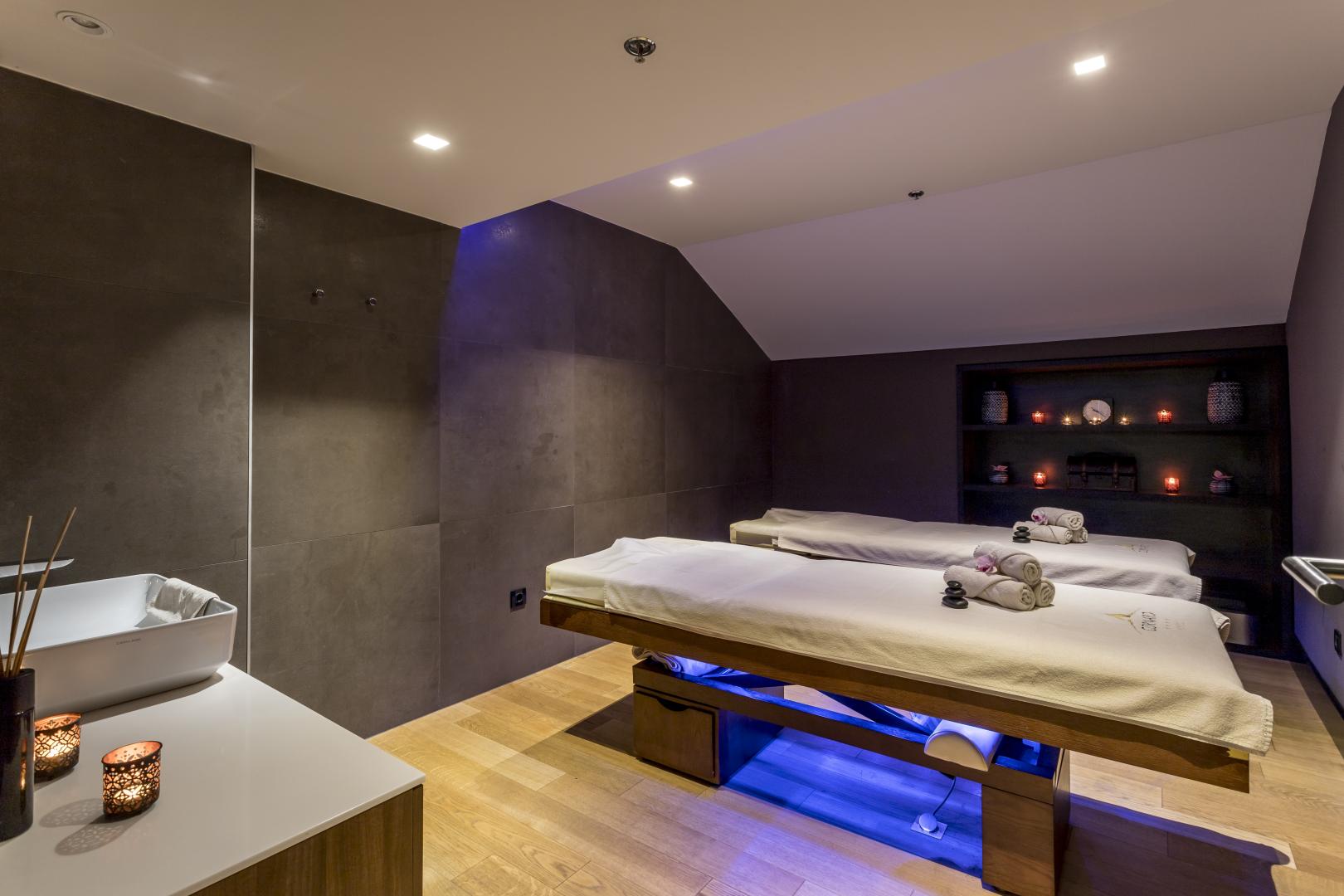 Badkamer met ligbad — Cornaro Hotel