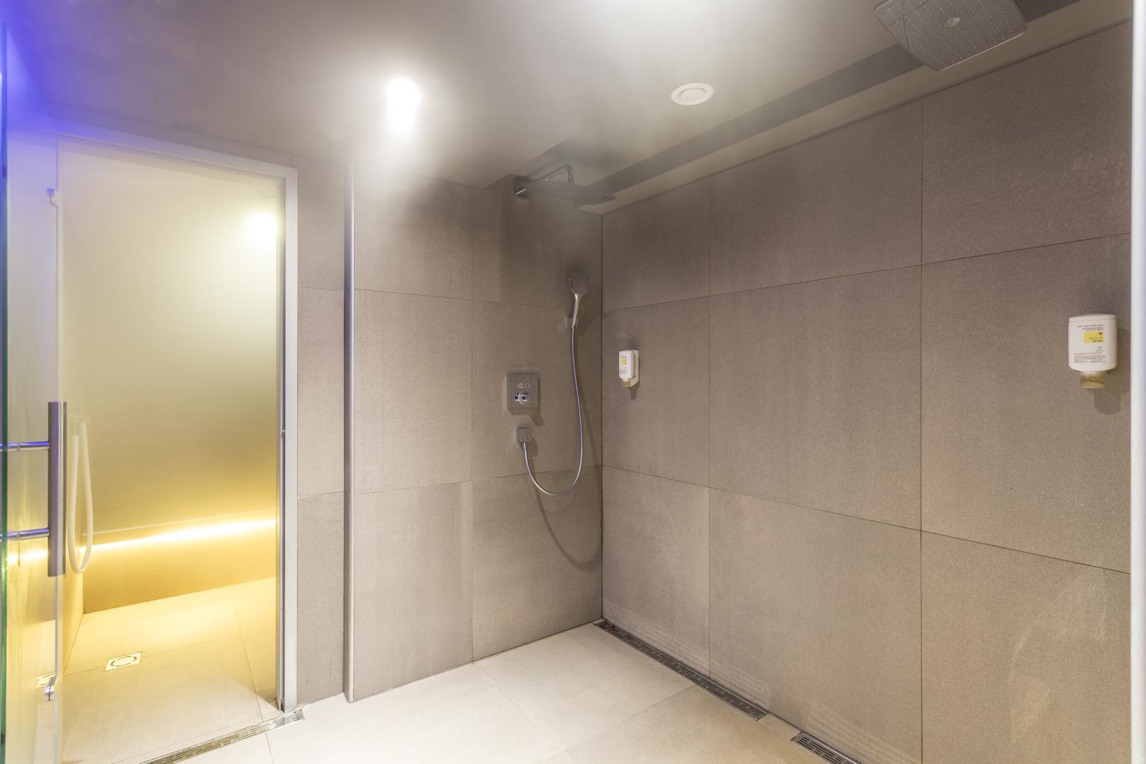 Badkamer met inloopdouche — Cornaro Hotel