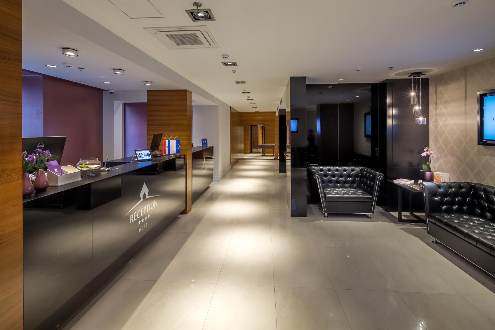 Lobby met receptie — Cornaro Hotel