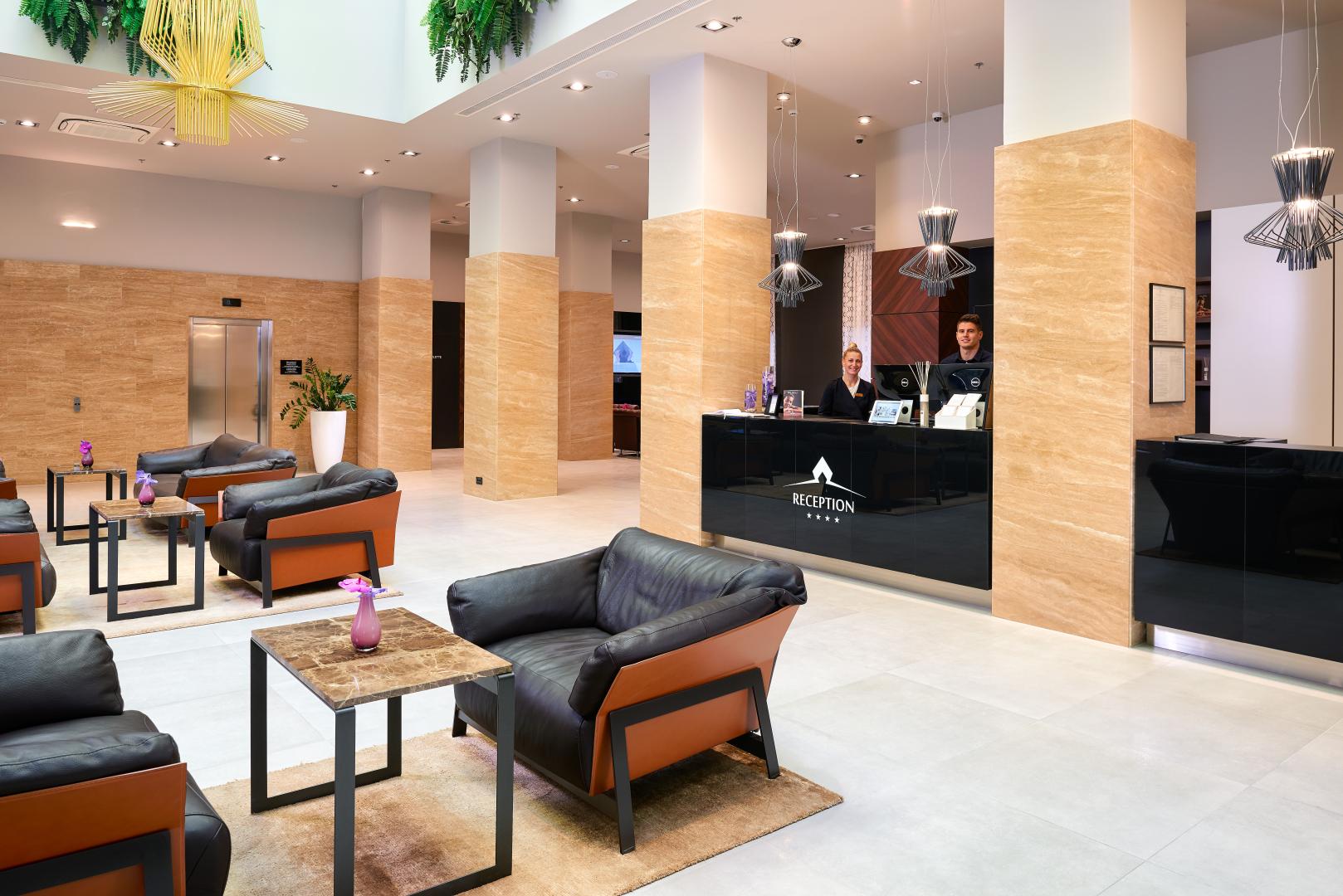 Lobby met receptie — Cornaro Hotel