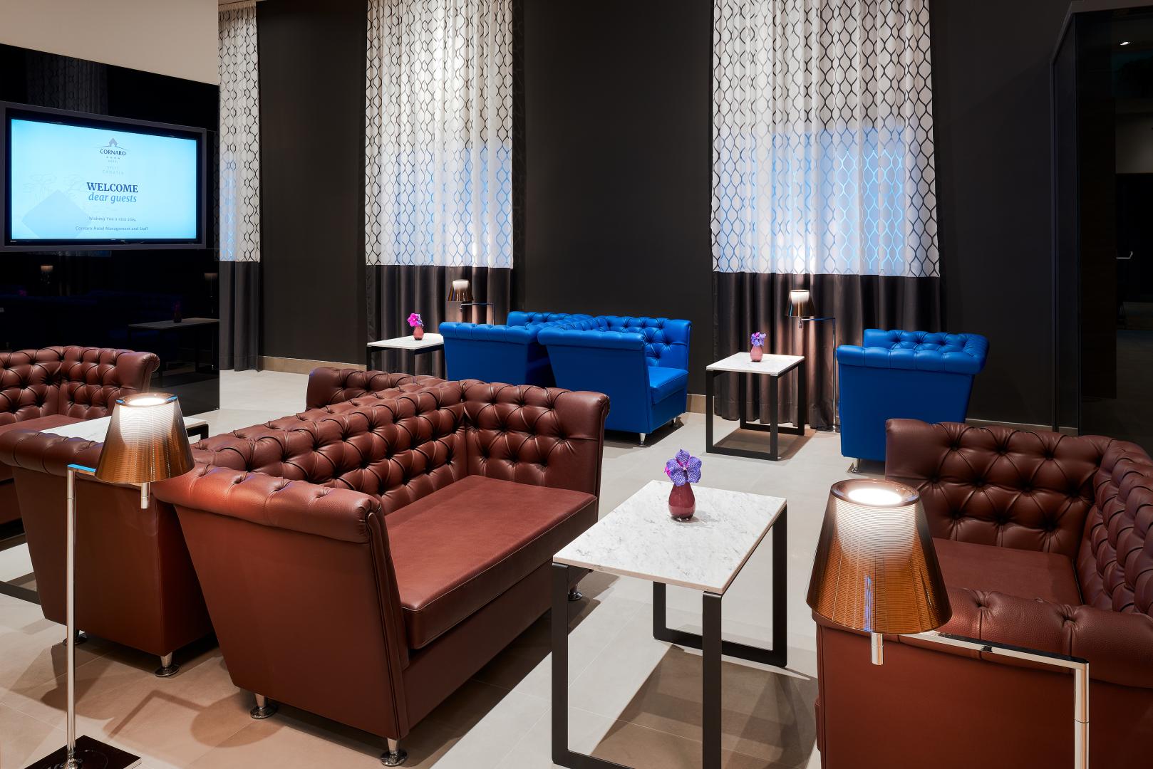 Bar met drankenselectie — Cornaro Hotel