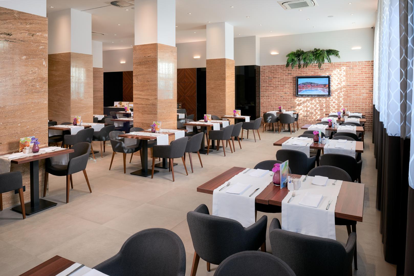 Restaurant met gedekte tafels — Cornaro Hotel