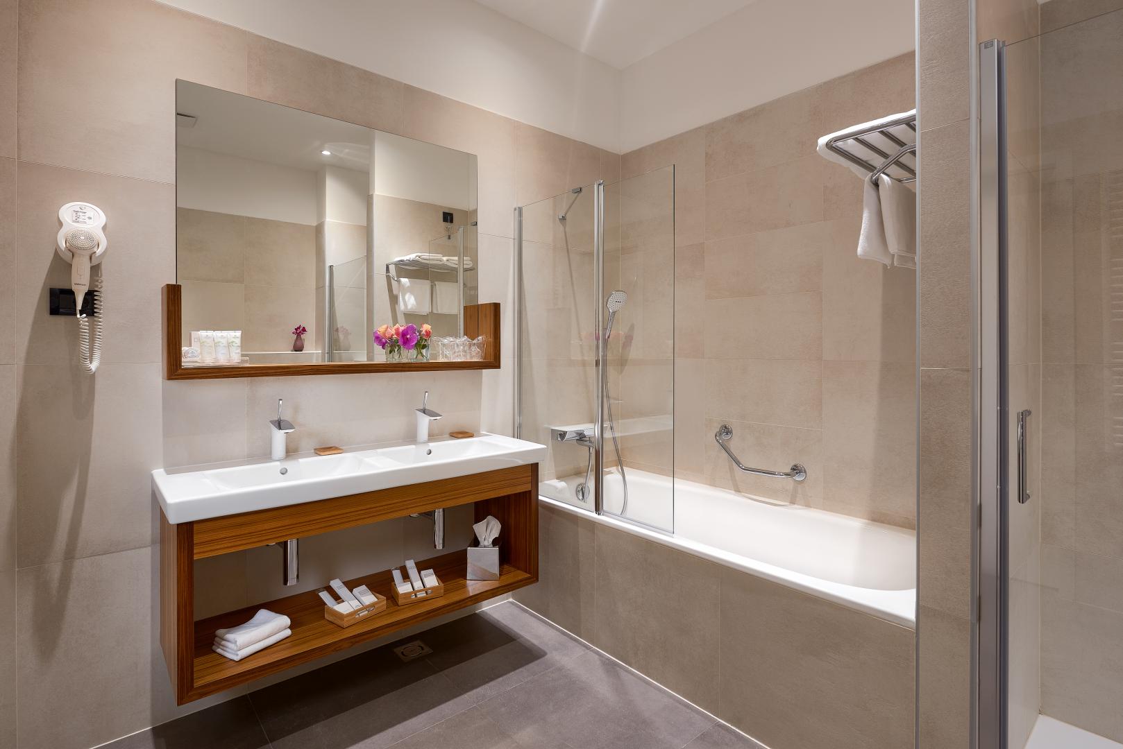 Badkamer met inloopdouche — Cornaro Hotel
