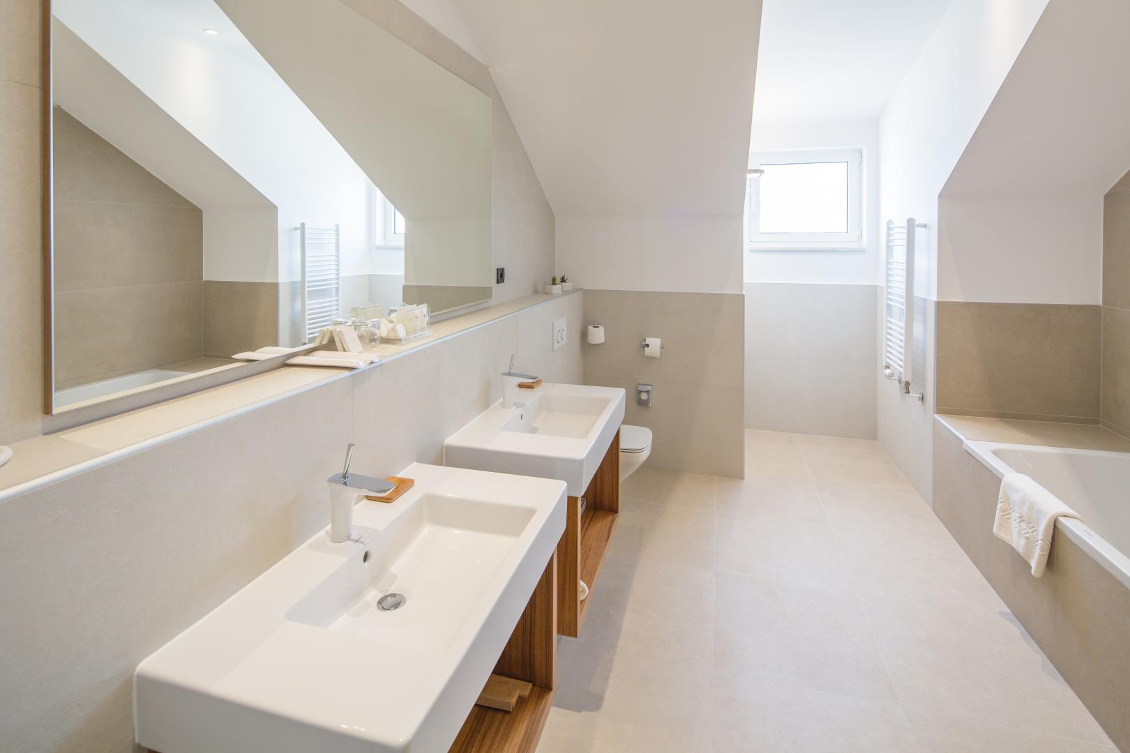 Badkamer met ligbad — Cornaro Hotel