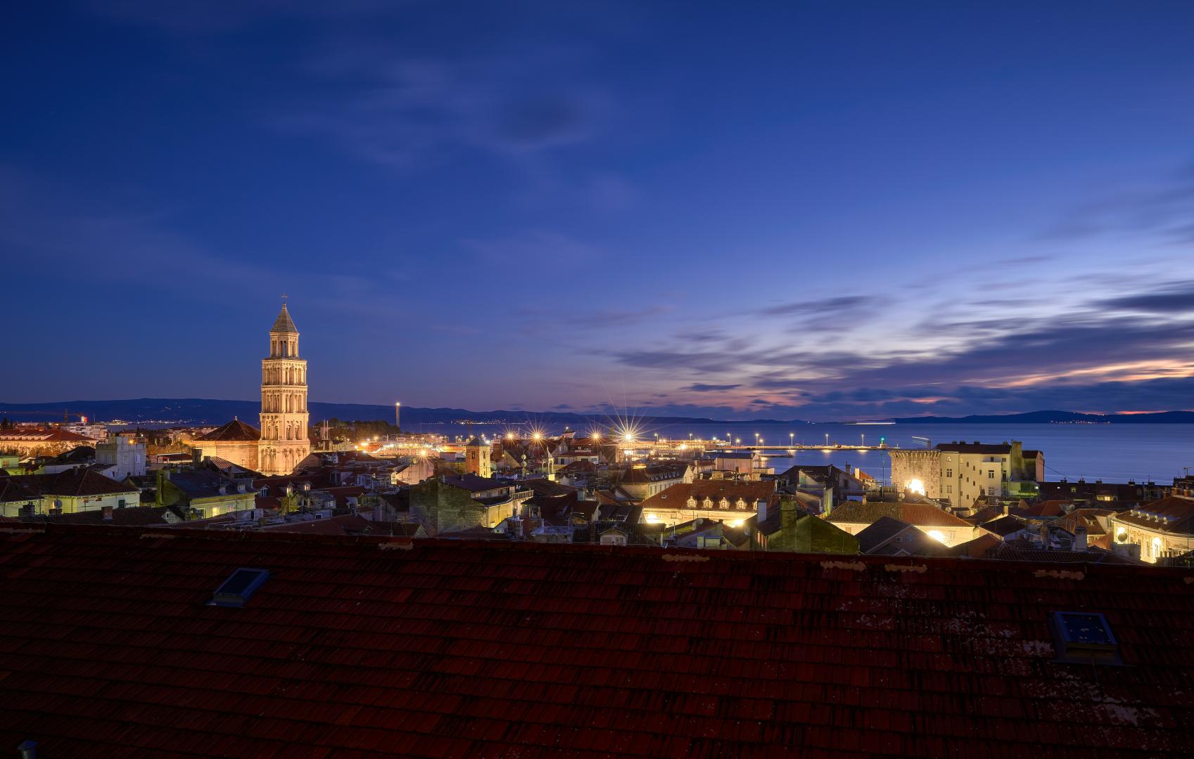 Skyline-uitzicht over de stad — Cornaro Hotel