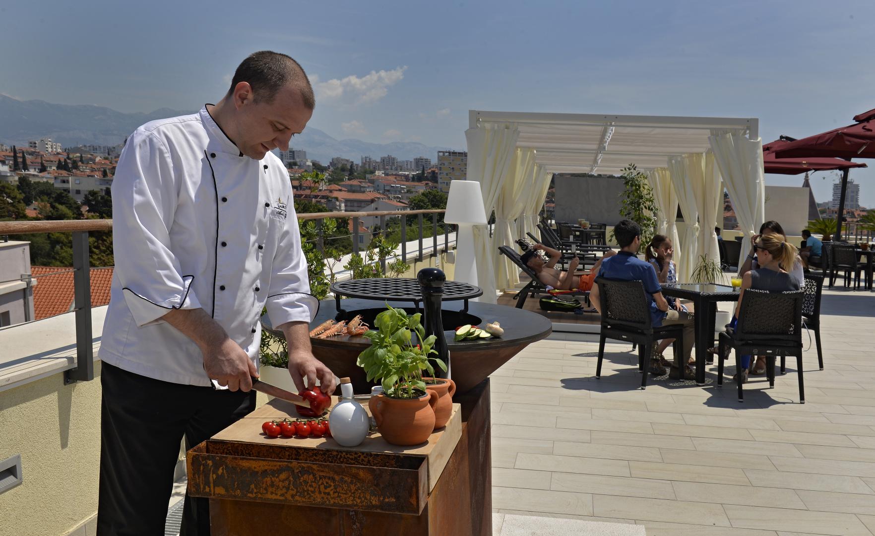Binnenplaats — Cornaro Hotel