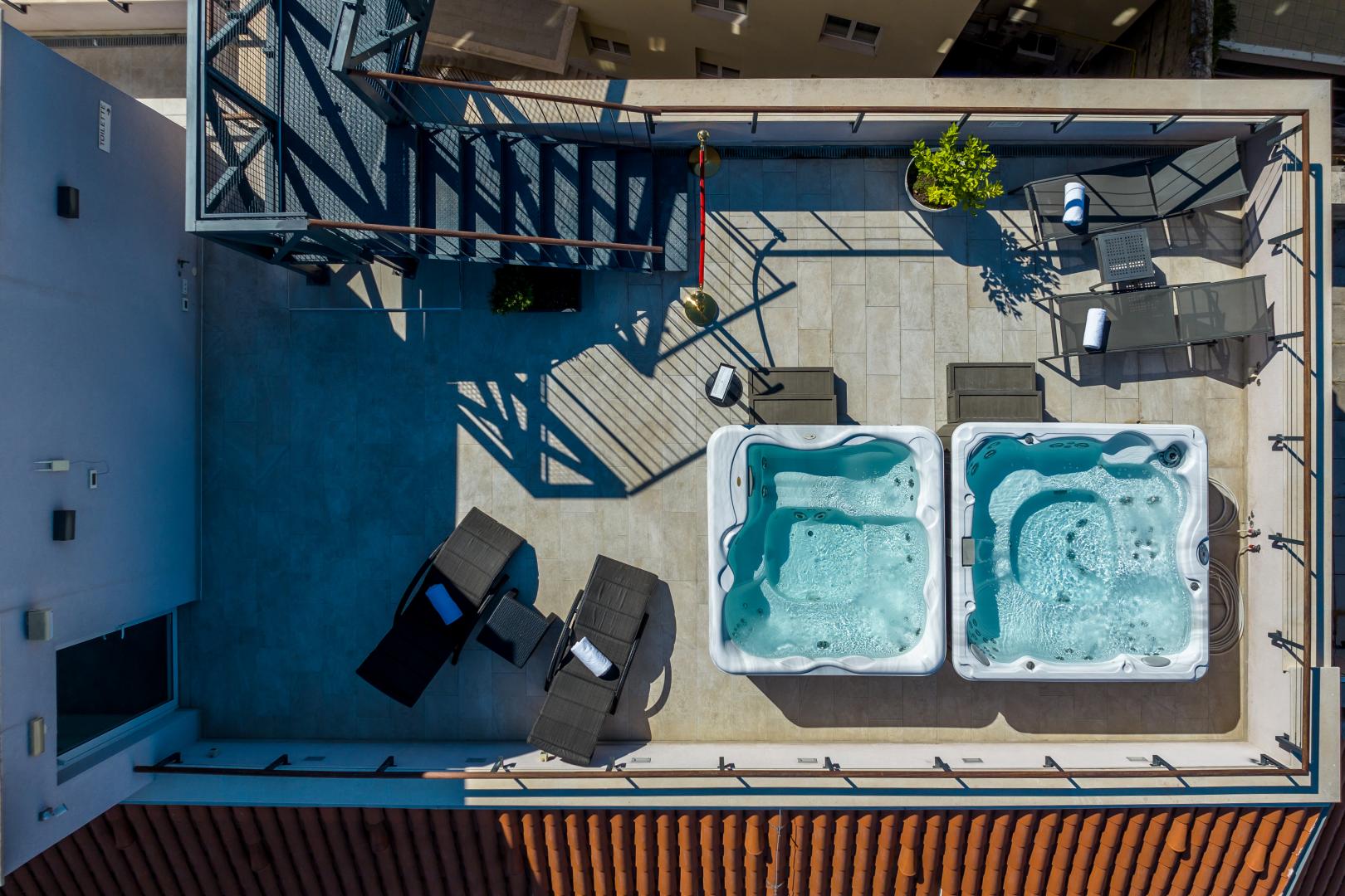 Buitenzwembad met ligbedden — Cornaro Hotel