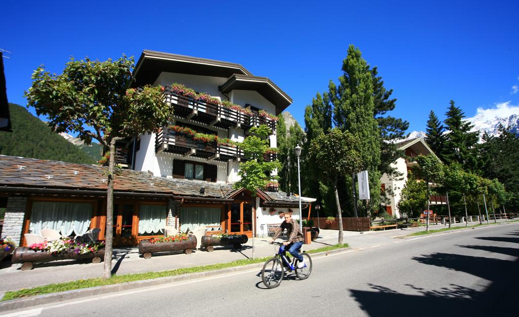 Hotel Les Jumeaux image 0