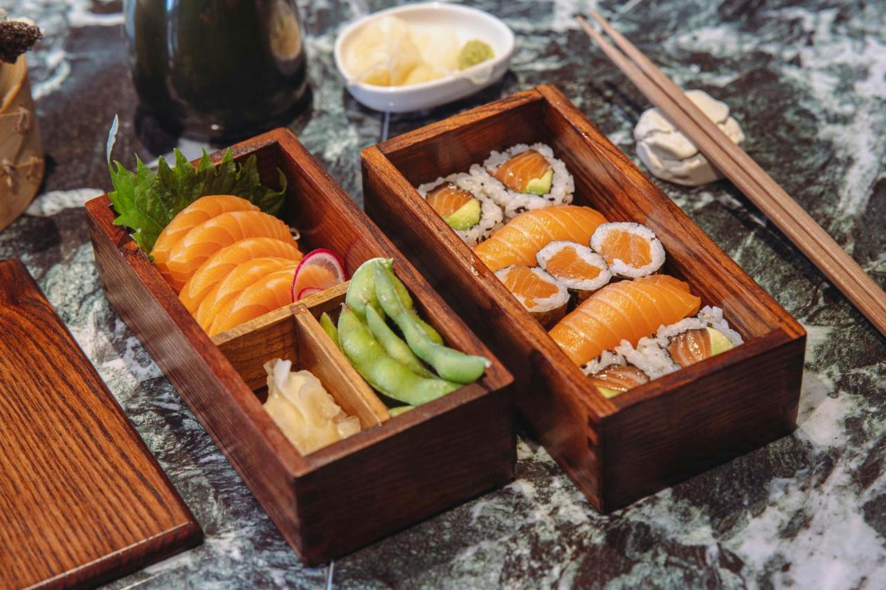 twee houten kisten gevuld met verschillende soorten sushi bij Sina The Gray in Milaan