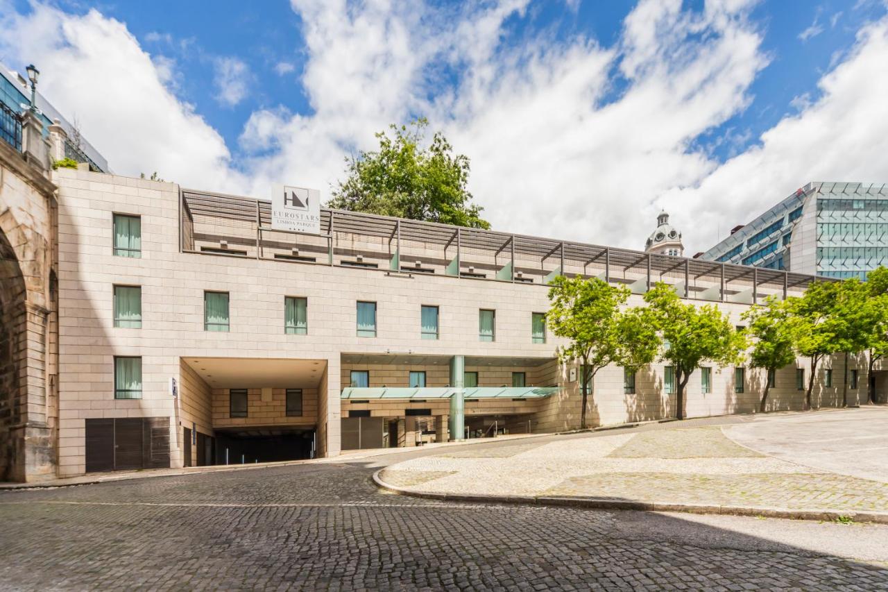een gebouw met een brug over een straat bij Eurostars Lisboa Parque in Lissabon