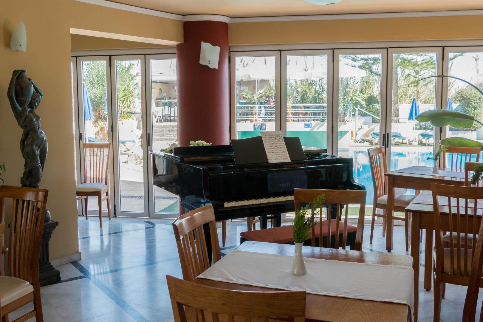 Restaurant met gedekte tafels — Futura