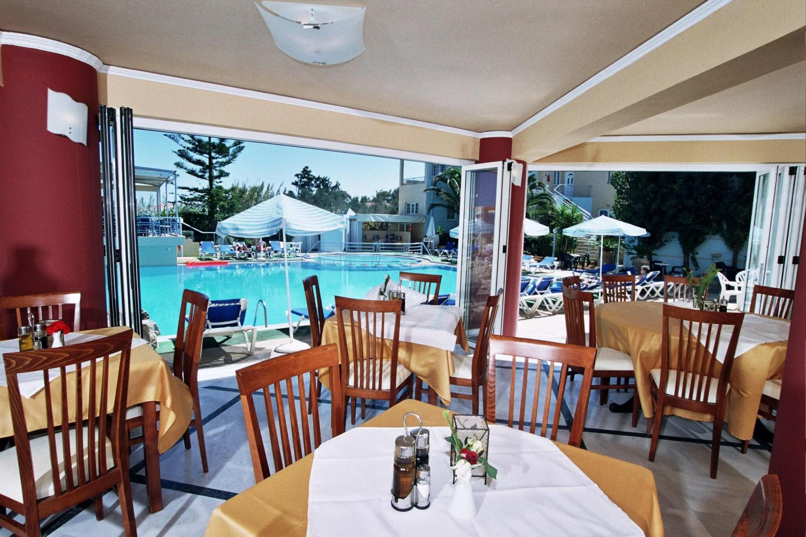 Restaurant met gedekte tafels — Futura