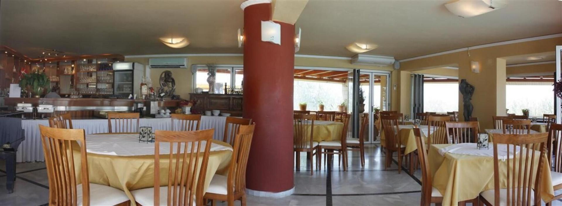 Restaurant met gedekte tafels — Futura