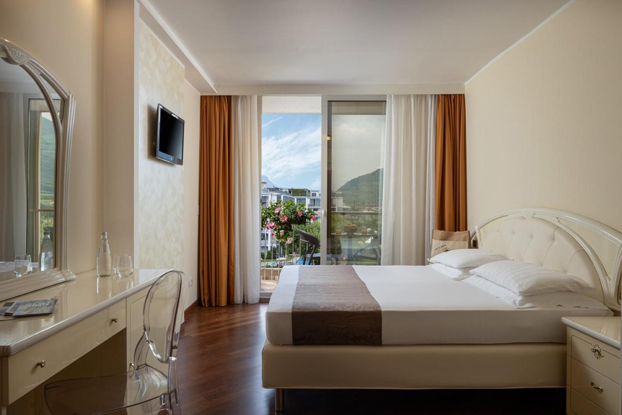 een hotelkamer met een bed en een balkon bij Hotel Savoy Palace - Tonelli Hotels in Riva del Garda