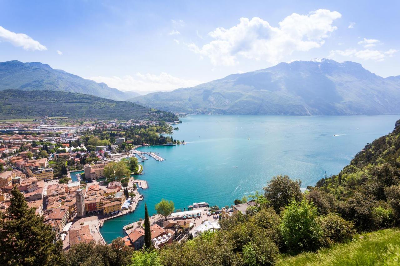 een uitzicht op een stad en een wateroppervlak bij Hotel Savoy Palace - Tonelli Hotels in Riva del Garda