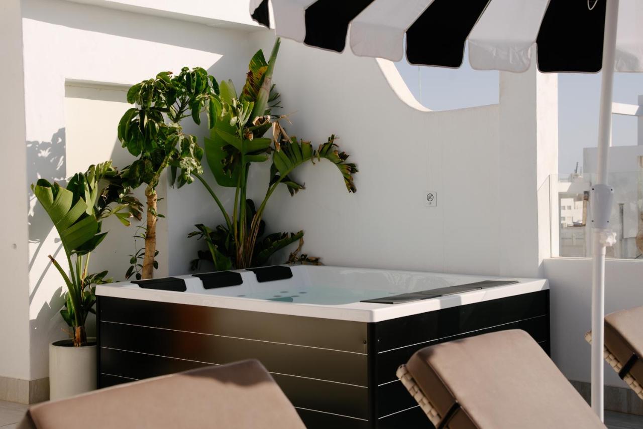 een badkamer met een zwart-wit bad en planten bij Apartamentos Islamar Arrecife in Arrecife +71 foto's