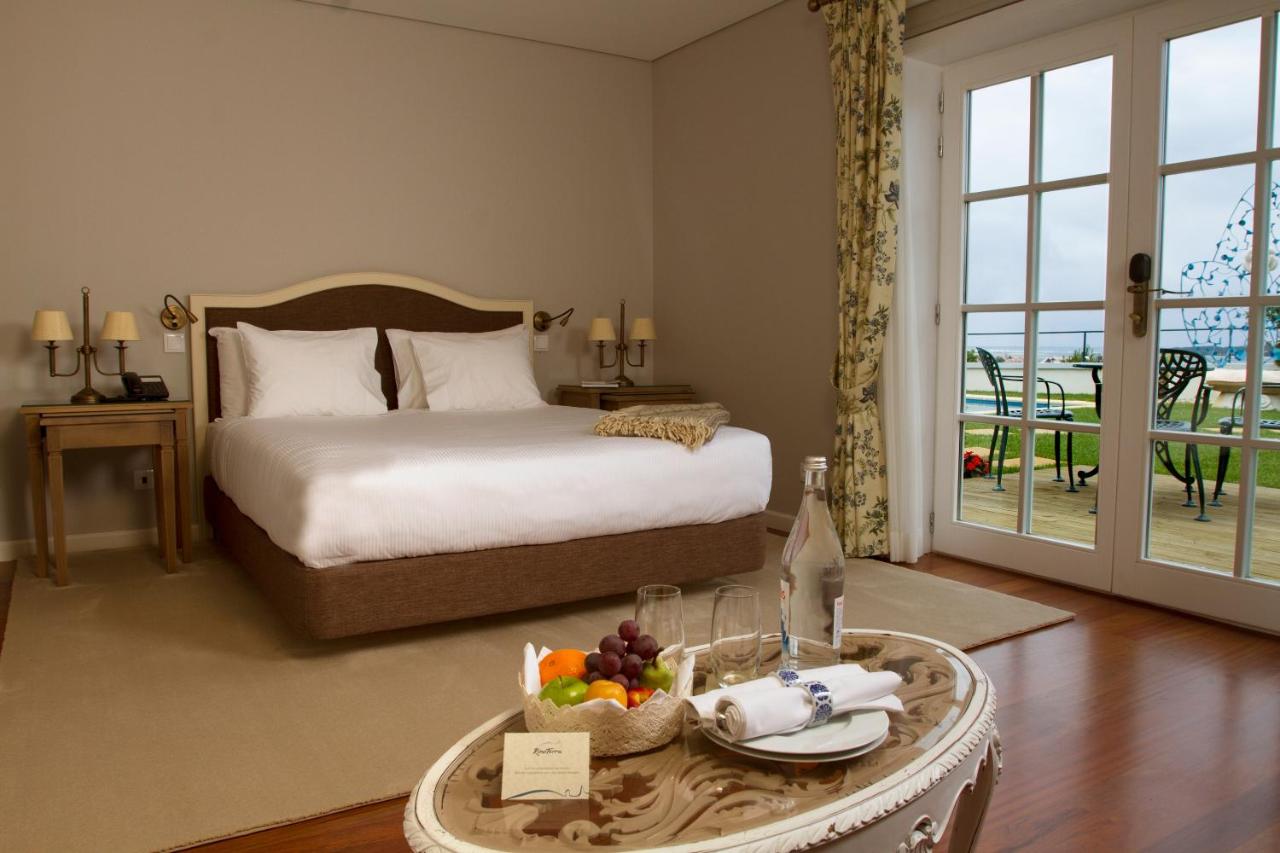 een slaapkamer met een bed en een tafel met een fruitschaal bij Rinoterra Minho in Caminha