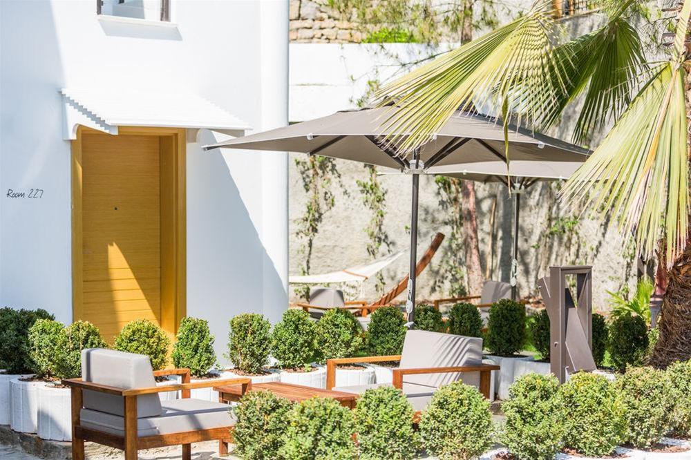 Tropische tuin met palmbomen — Senses Hotel