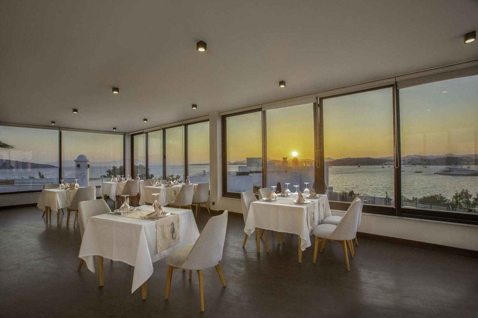Restaurant met gedekte tafels — Senses Hotel